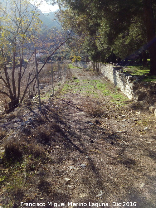 Aldea de Santa Cristina u Otiar - Aldea de Santa Cristina u Otiar. Calle que bordea el jardn de la Casera de Otiar