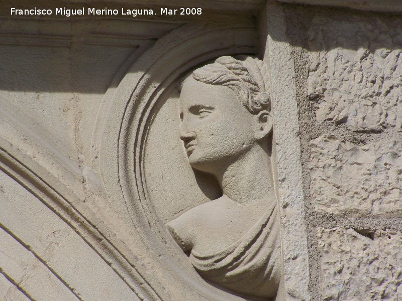 Palacio de Los Vilches - Palacio de Los Vilches. Relieve de la derecha de fachada 