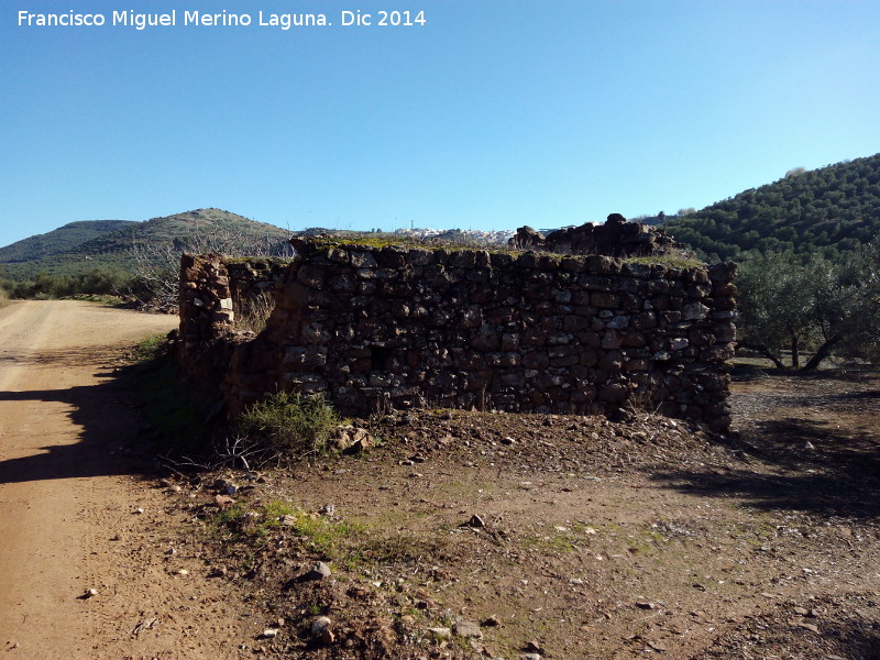 Noria del Cortijete - Noria del Cortijete. Ruinas del Cortijete junto al Paso y al fondo el Cerro de la Atalaya