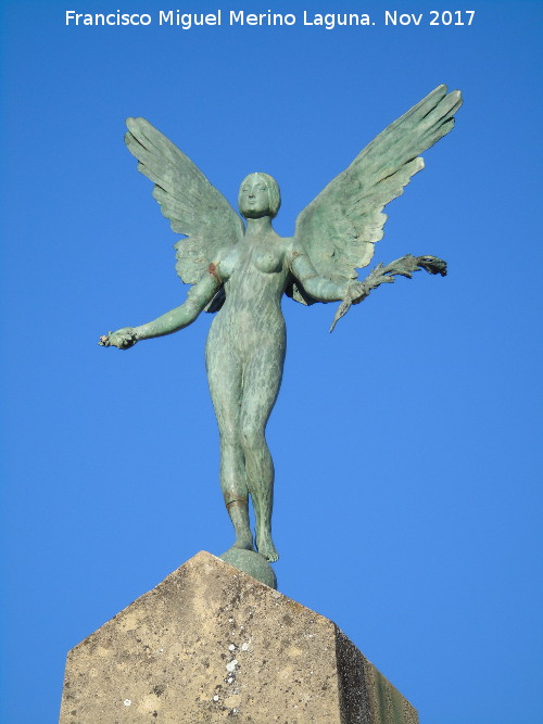 Monumento a Jacinto Higueras - Monumento a Jacinto Higueras. La Victoria desnuda