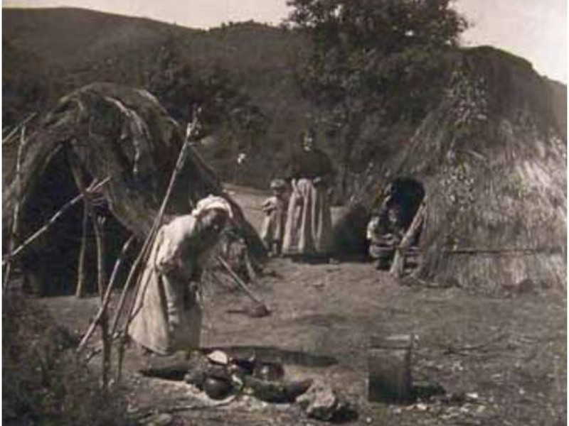 Carboneros en la Provincia de Jan - Carboneros en la Provincia de Jan. Chozas de rancheros en el monte" es Arturo Cerd y Rico (finales del siglo XIX)