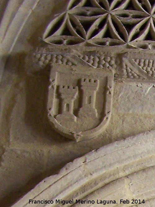 Colegiata de Santa Mara de los Reales Alczares. Capilla I del Claustro - Colegiata de Santa Mara de los Reales Alczares. Capilla I del Claustro. Escudo izquierdo
