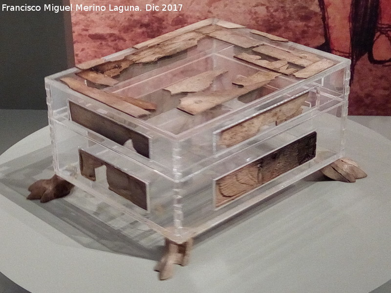 Necrpolis de la Carada - Necrpolis de la Carada. Caja de placas de marfil decorada con animales. Siglos VI-IV a.C. Museo Ibero de Jan