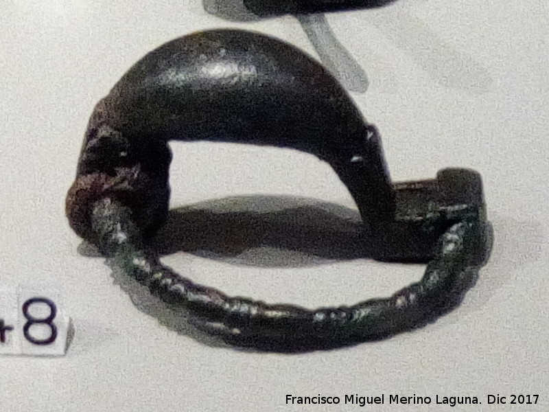 Necrpolis de la Carada - Necrpolis de la Carada. Fbula anular de puente con timbal en bronce. Museo Ibero de Jan