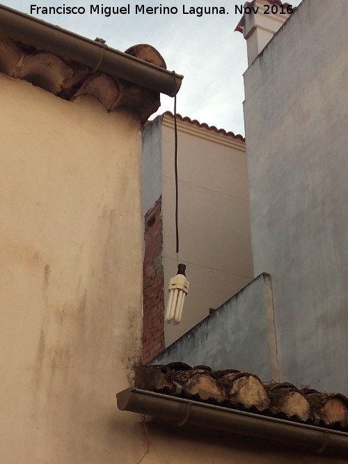 Curiosidades - Curiosidades. Bombilla en la Calle Real en Navas de San Juan