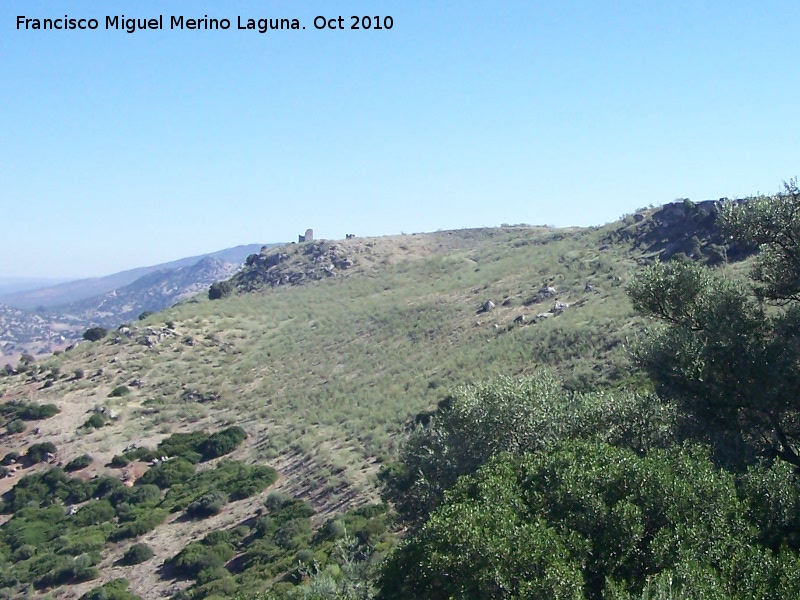 Oppidum de Giribaile. Necrpolis Baja - Oppidum de Giribaile. Necrpolis Baja. Camino del acceso norte