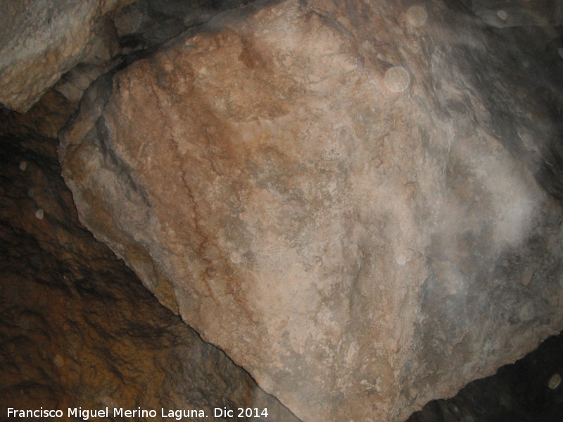 Cueva de la Murcielaguina - Cueva de la Murcielaguina. Gran bloque de piedra encajado en el techo de una sala