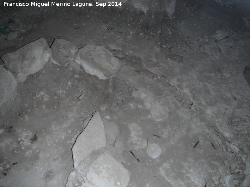 Marroques Bajos. Yacimiento del Colegio Miguel Castillejo - Marroques Bajos. Yacimiento del Colegio Miguel Castillejo. Muros de piedra y surco de cabaa