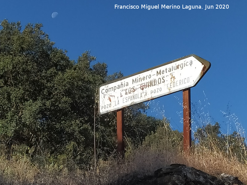 Pozo La Espa�ola - Pozo La Espa�ola. Cartel y al fondo la luna