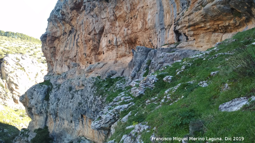 La Cerradura - La Cerradura. Abrigos de la pared rocosa de Los Caones