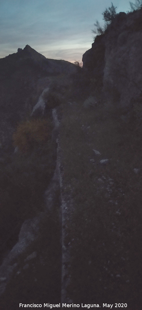 Camino de la Canalizaci�n de Los Villares - Camino de la Canalizaci�n de Los Villares. Amaneciendo