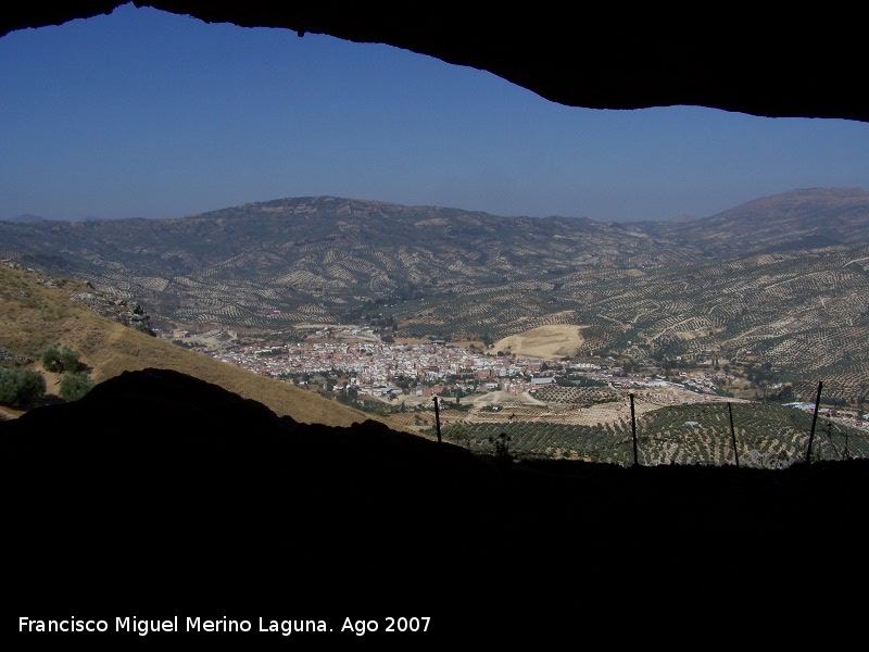 Cueva Oscura - Cueva Oscura. Los Villares visto desde la cueva