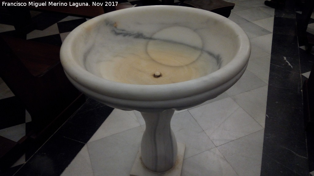 Iglesia de San Pedro Ap�stol - Iglesia de San Pedro Ap�stol. Pileta de agua bendita