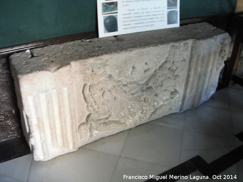 Iglesia de San Pedro Ap�stol - Iglesia de San Pedro Ap�stol. Friso romano procedente del Cerro Maquiz