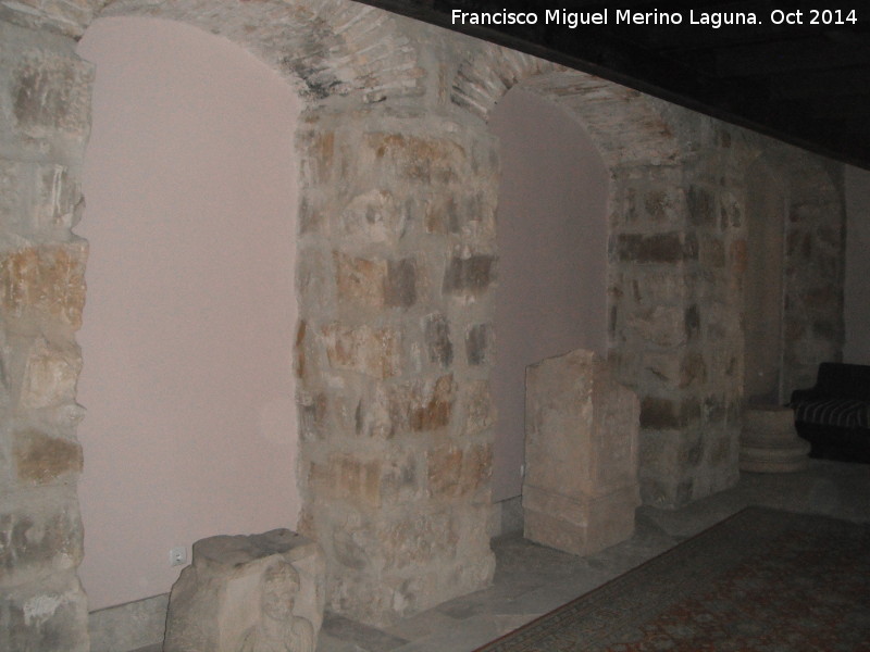 Palacio de los Se�ores De La Chica - Palacio de los Se�ores De La Chica. Arcos rebajados de ladrillo y piezas arqueol�gicas del Cerro Maquiz