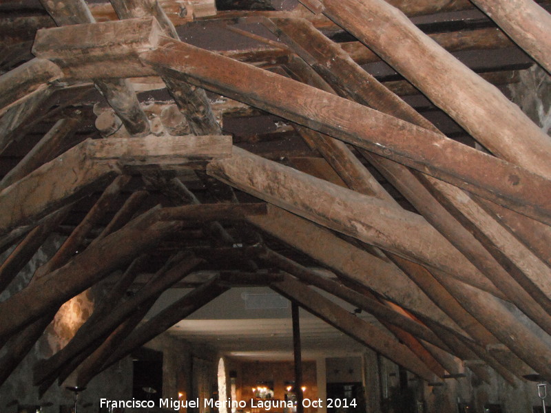Palacio de los Se�ores De La Chica - Palacio de los Se�ores De La Chica. Vigas de los establos que soportaron el peso de los ca�ones de artiller�a del General Reding