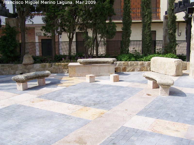 Palacio de los Se�ores De La Chica - Palacio de los Se�ores De La Chica. Bancos del patio de la entrada