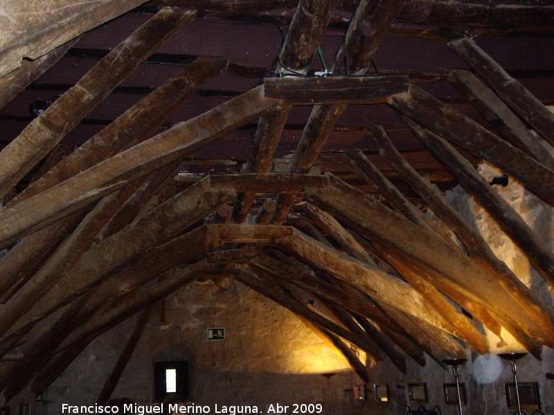 Palacio de los Se�ores De La Chica - Palacio de los Se�ores De La Chica. Vigas de los establos que soportaron el peso de los ca�ones de artiller�a del General Reding