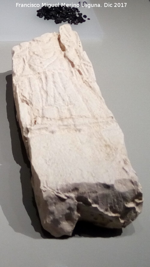 Cerro Maquiz - Cerro Maquiz. Placa con mujer grabada con tnica. Siglo I a.C. Museo Ibero de Jan