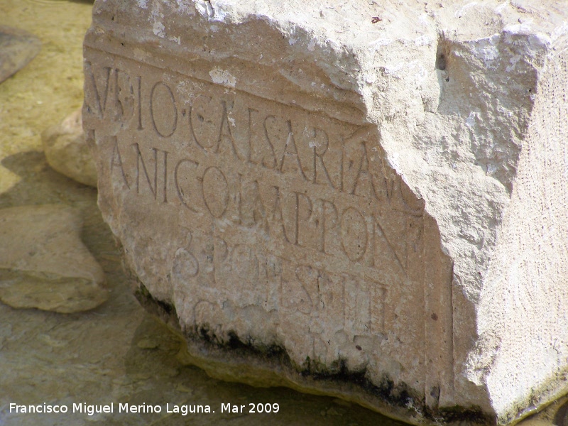 Cerro Maquiz - Cerro Maquiz. Inscripci�n del friso en el Palacio