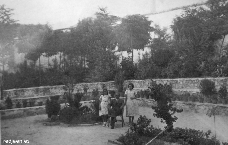 Los Torreones - Los Torreones. Foto antigua. Patio de los Torreones. Arturo Palazn Yebra, hermano de Doa Sara. Est con sus sobrinas Rosita y Juanita hijas de su hermana Mara. Foto de Ana Rojas Comino