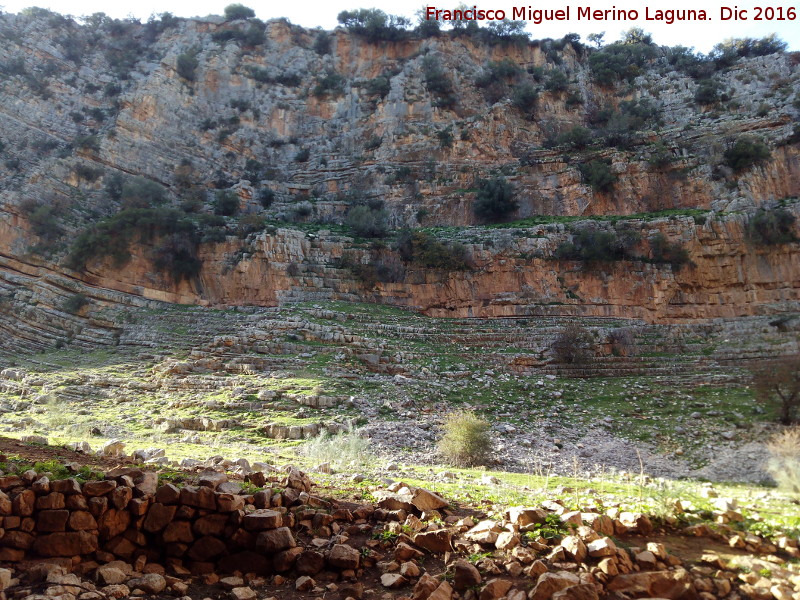 Barranco de El Toril - Barranco de El Toril. Gradas de El Toril en desde el abrigo