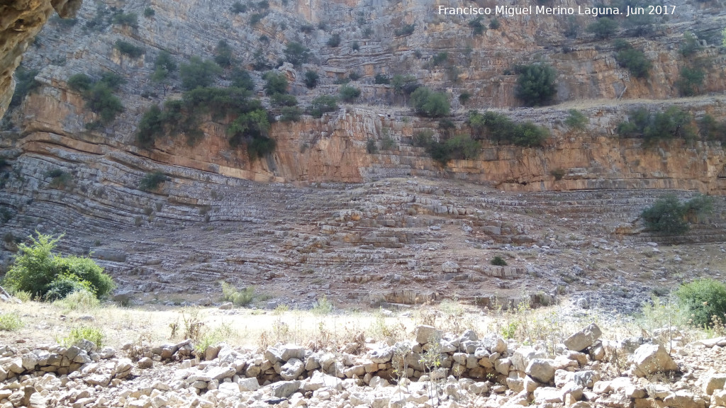 Abrigo de El Toril - Abrigo de El Toril. Gradas del Toril