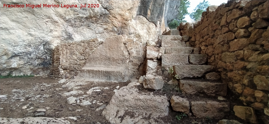 Eremitorio de la Magdalena - Eremitorio de la Magdalena. Banco corrido tallado y escalera de subida al segundo nivel