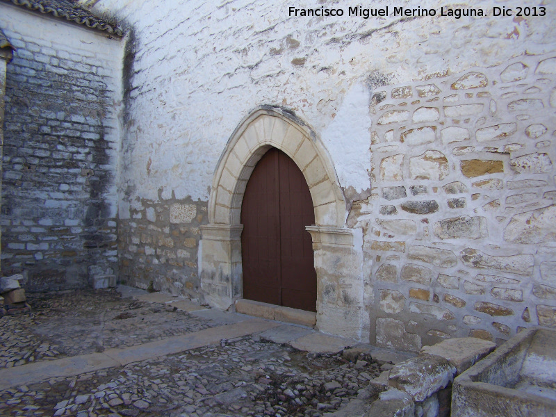 Iglesia de San Benito - Iglesia de San Benito. Puerta de arco apuntado del patio