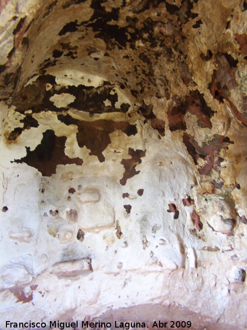 Oratorio visigodo de Valdecanales - Oratorio visigodo de Valdecanales. Bveda de can de la sala principal de la cueva a la izquierda de la baslica que pudo ser la residencia de los monjes