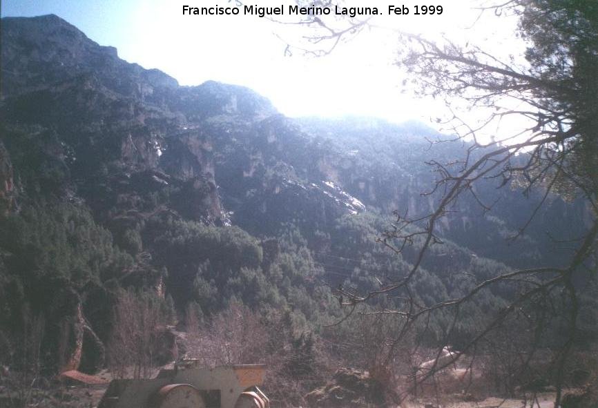 Aldea La Toba - Aldea La Toba. Monta�as desde el cruce a la Toba