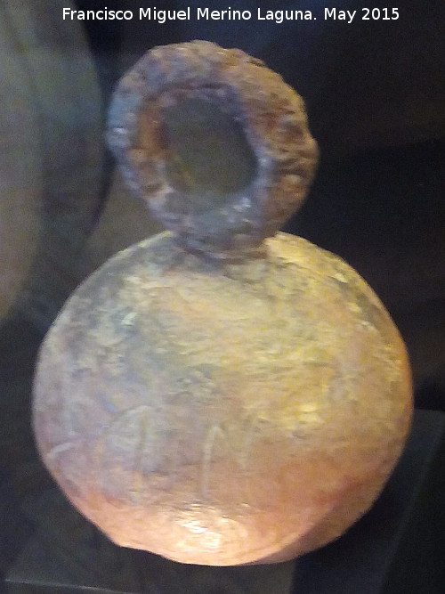 Oppidum Puig Castellar - Oppidum Puig Castellar. Reproducci�n de pesa con inscripci�n ibera levantina. Exposici�n los Iberos - Ja�n