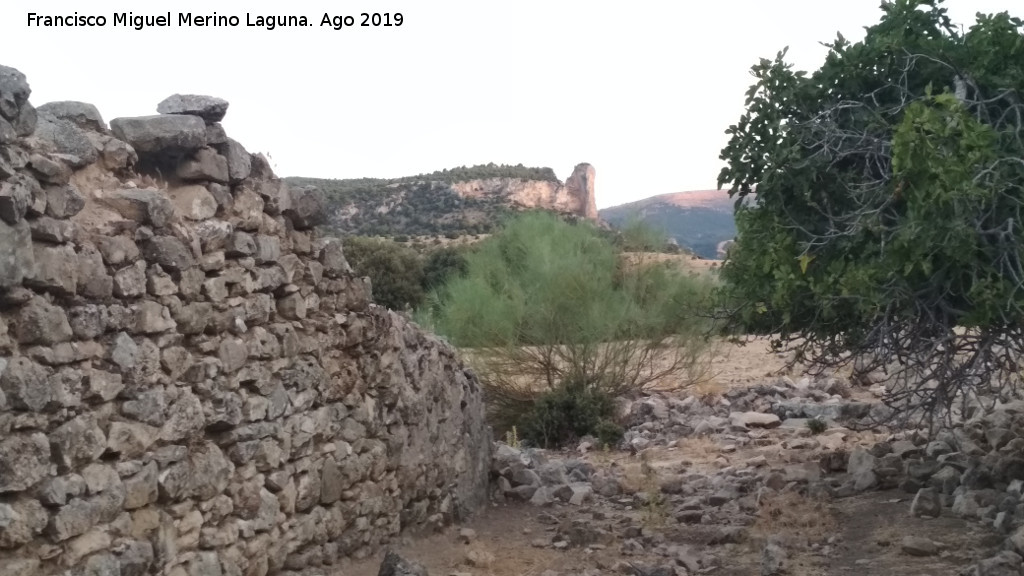 Cortijo de las Pilas - Cortijo de las Pilas. Con la Piedra del Palo al fondo