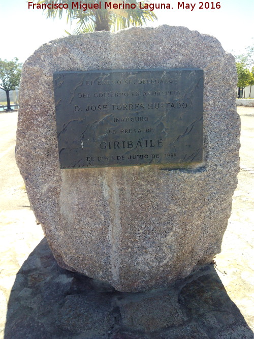 Pantano de Giribaile - Pantano de Giribaile. Monolito y placa de inauguracin