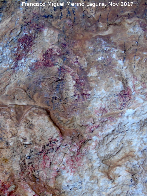 Pinturas rupestres de la Cueva de la Graja-Grupo XII - Pinturas rupestres de la Cueva de la Graja-Grupo XII. Figuras indefinidas sobre el antropomorfo izquierdo