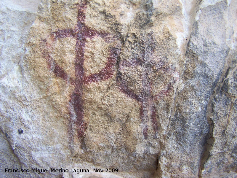 Pinturas rupestres de la Cueva de la Graja-Grupo XIV - Pinturas rupestres de la Cueva de la Graja-Grupo XIV. Pareja de antropomorfos tipo phi con dos piernas