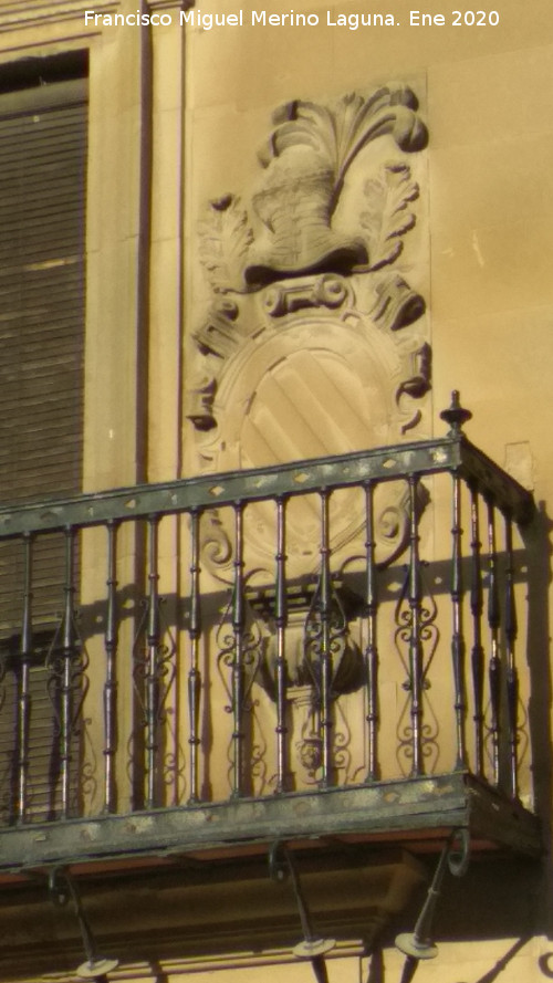 Palacete de la Calle Obispo Narv�ez n� 15 - Palacete de la Calle Obispo Narv�ez n� 15. Escudo derecho