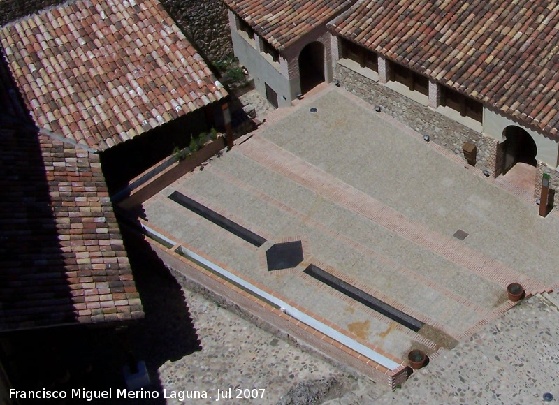 Aljibe del castillo - Aljibe del castillo. Los tejados apuntando al aljibe para recoger el agua de lluvia