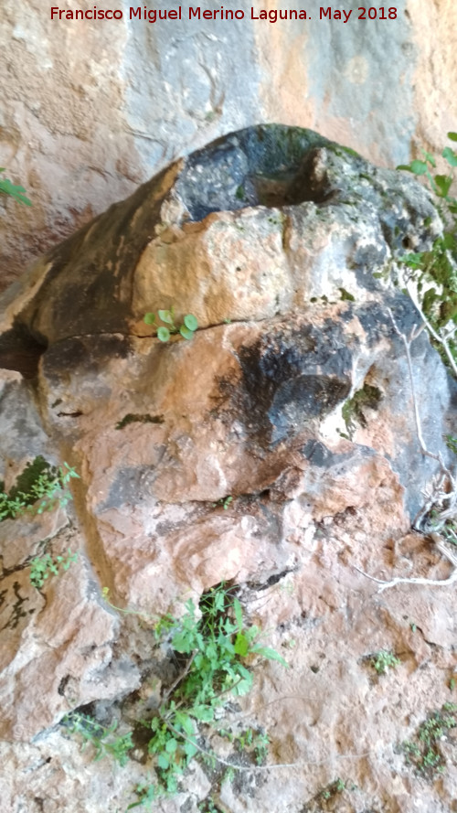 Eremitorio de la Cueva de las Cruces - Eremitorio de la Cueva de las Cruces. Cazoletas con canalizaciones