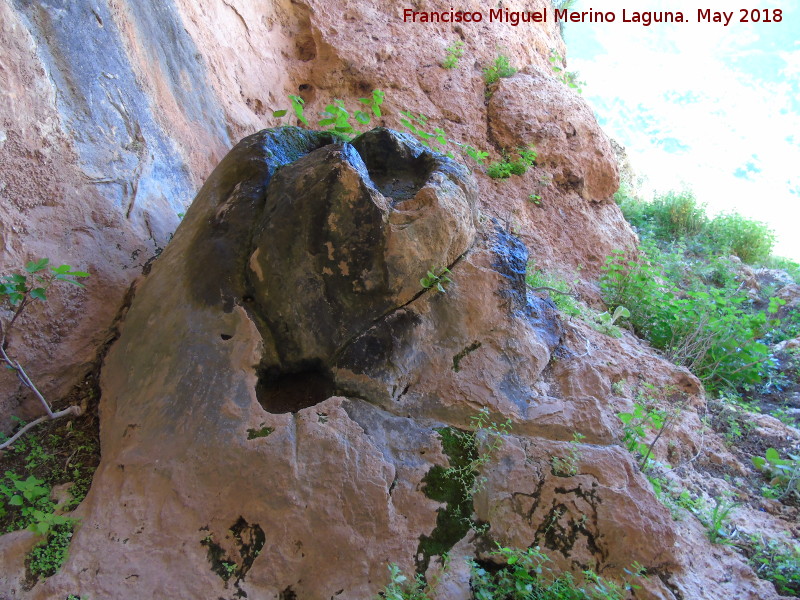 Eremitorio de la Cueva de las Cruces - Eremitorio de la Cueva de las Cruces. Cazoletas con canalizaciones