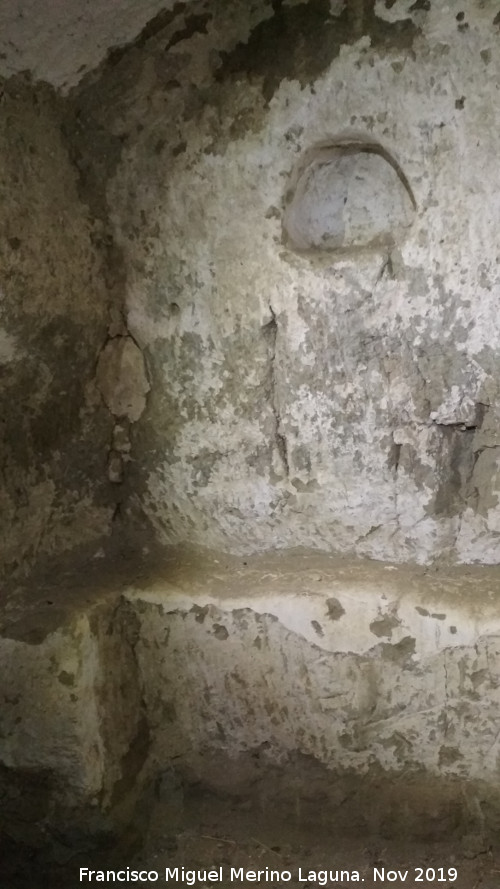 Ermita de San Torcuato - Ermita de San Torcuato. Banco y hornacina