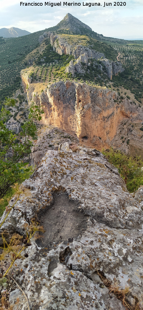 Pinturas rupestres de la Cueva de los Molinos - Pinturas rupestres de la Cueva de los Molinos. Pileta de entrada con vistas al Canjorro