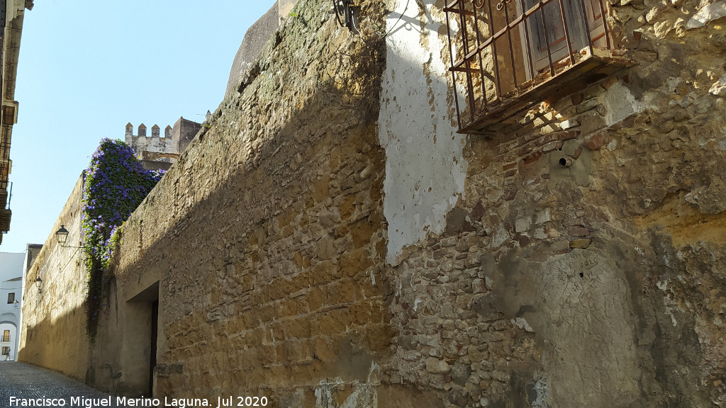 Castillo de Arcos de la Frontera - Castillo de Arcos de la Frontera. Muralla a la Calle Nueva