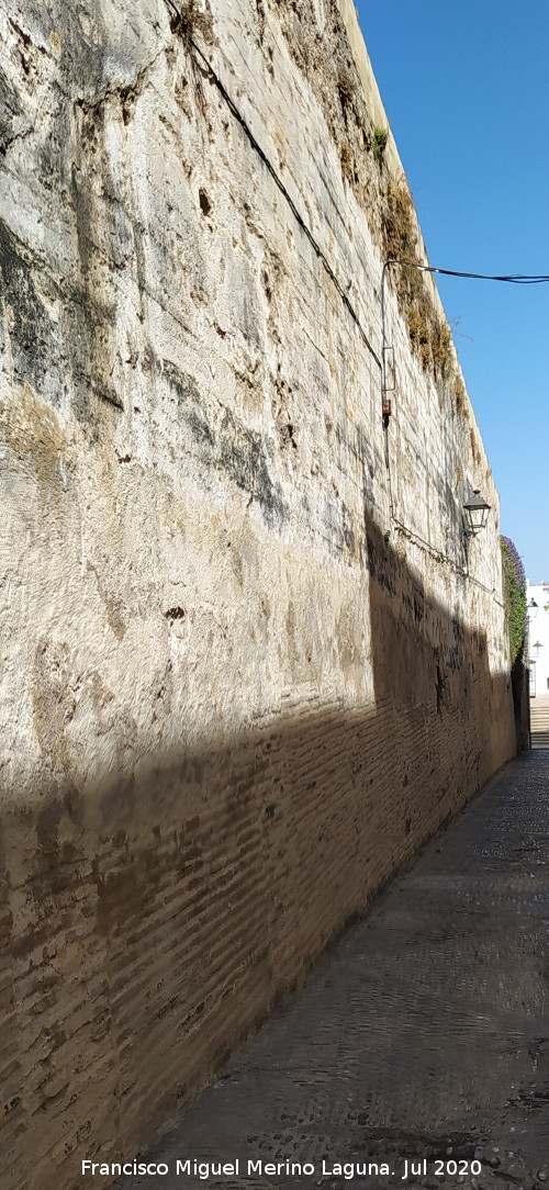 Castillo de Arcos de la Frontera - Castillo de Arcos de la Frontera. Muralla a la Calle Nueva