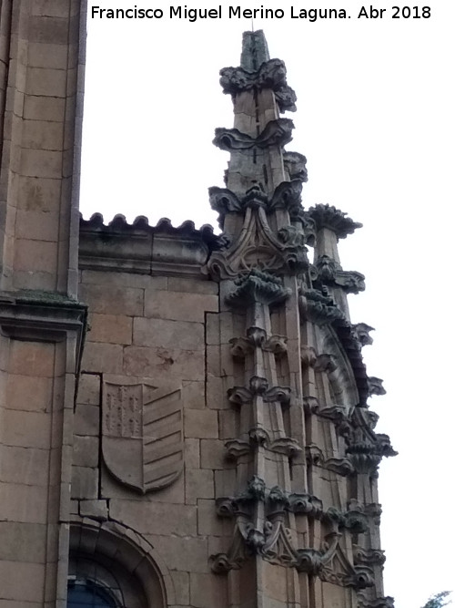 Convento de San Esteban - Convento de San Esteban. Escudo y cicatrices