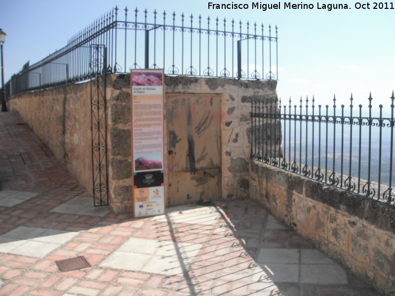 Castillo de Chiclana de Segura - Castillo de Chiclana de Segura. Puerta de acceso
