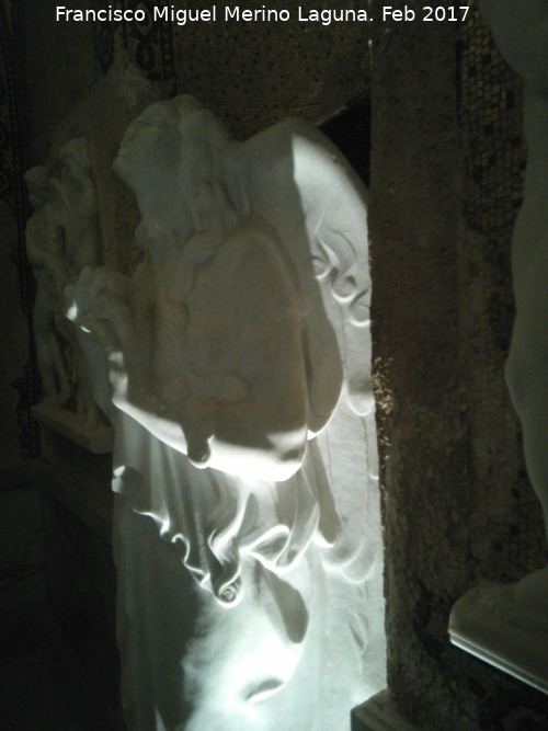 Cripta del Barn Velasco - Cripta del Barn Velasco. Estatua