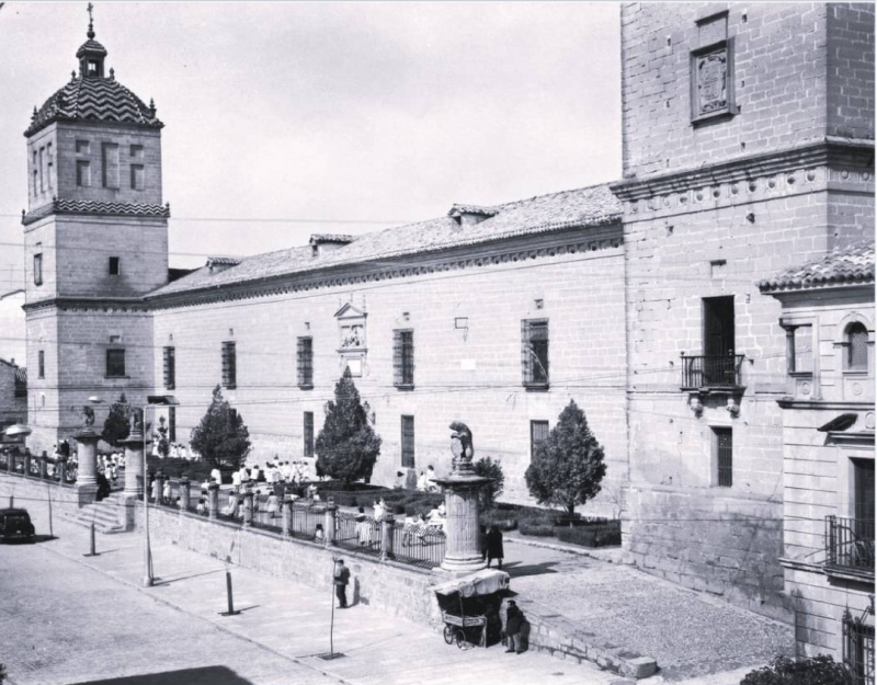 Hospital de Santiago. Fachada - Hospital de Santiago. Fachada. Foto antigua