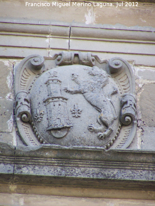 Palacio del Marqus de Mancera - Palacio del Marqus de Mancera. Escudo de la ventana superior del frontal de la torre