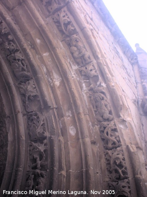 Iglesia de San Isidoro - Iglesia de San Isidoro. Detalle de la portada izquierda